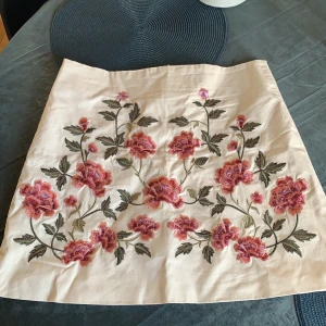 BRODERAD BLOMMIG KJOL - Söt kjol med jättefina broderier på. Skulle säga att den är true to size.