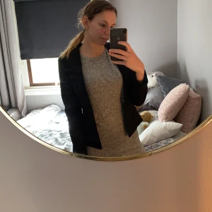 Kavaj - En suuupern snygg svart kavaj från hm säljer pga att den är förliten för mig. Köpt förra året men endast använd 1gång! Skriv för felet bilder. Du står för frakten kostanden där kan variera beroende på storlek på paket:)