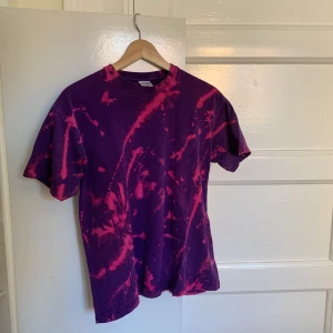 secondhand tie dye tshirt - lite oversized tie dye t-shirt stl M köpt på secondhand, aldrig använd. Högsta bud äger tröjan:) Vi börjar på 82kr inklusive frakt. Högsta bud är 170kr inkl frakt. Budet har avslutats med högsta bud på 170kr.