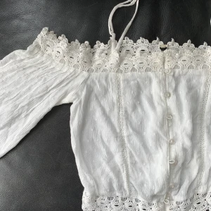 Jättefin sommarblus - Sommarblus från Miss selfridge! Säljer för att den blivit för liten för mig🥺 Kan skicka mer bilder om ni vill. Ev frakt tillkommer ⭐️ 💓