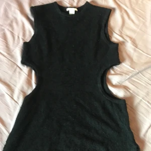 Svart linne med utskärning på sidorna - Tjockt material, aldrig använd. Riktigt snyggt linne men säljer pga. inte min stil. Köpare står för frakt.