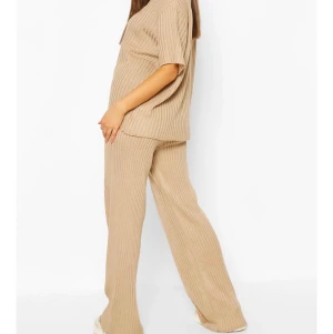 Helt nytt lounge set - Ett helt nytt lounge-set (endast provat en gång) säljes då benen var lite för långa för mig. Riktigt mysigt set att ha hemma eller ute! Färgen är beige och storlek 38. (Sista bild lånad från hannalicious blogg)