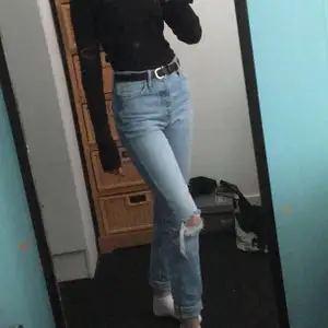 Snygga momjeans som tyvärr blivit för små. De är i tjockt jeansmaterial så de sitter super snyggt!😍 Knappt använda alls så de är i mycket bra skick, från Gina Tricot. Köparen står för frakt📦 köpta för 500kr, mitt pris 200kr+frakt😊 skriv för fler bilder