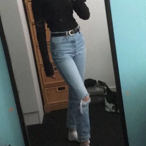 Snygga momjeans/boyfriendjeans  - Snygga momjeans som tyvärr blivit för små. De är i tjockt jeansmaterial så de sitter super snyggt!😍 Knappt använda alls så de är i mycket bra skick, från Gina Tricot. Köparen står för frakt📦 köpta för 500kr, mitt pris 200kr+frakt😊 skriv för fler bilder