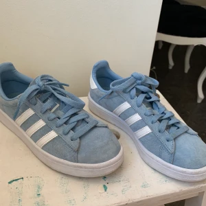 Adidas campus skor  - Ett par superstat adidas skor modell campus💙🦋 Använda 1 gång så de är i fint skick, om det är någon fläck är de nog lätta att ta bort. Minns ej nypris men över 600kr 