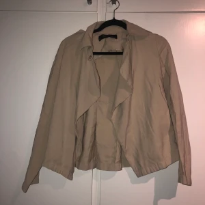 Jacka från Zara storlek XS - Jacka från Zara storlek XS (passar även de med storlek S).  Använd några gånger. Jackan är mycket ljusare i verkligheten.