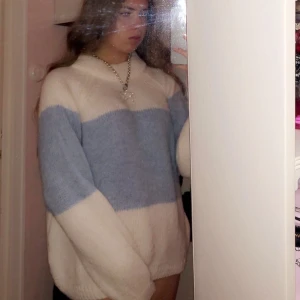 Cubus tröja - En vit-blå stickad tröja. Lite längre så går att använda som klänning. Från Cubus och bara använd en gång då det inte riktigt är min stil. Jättefin knytning i nacken som dock inte syns på bilden