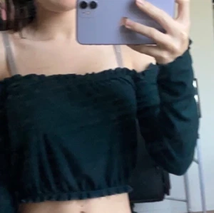 Bikbok tröja - Säljer min off the shoulder tröja i grönt från bikbok