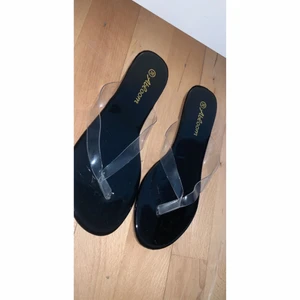 Flipflops size 38 - Fine clip flaps, with transparent strap.  Fits a size 38. Completely unused, as seen in the last image.