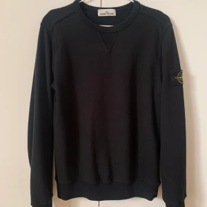 Stone island Crewneck  - Säljer svart stone island tröja. Endast använd två gånger, nyskick. Storlek S. Nypris är 1500kr säljer för 1100kr. Skicka för mer bilder. 