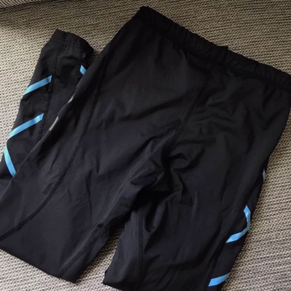 Träningstights från 2XU (äkta), orginalpris 799 kr. Välanvända och därför har vissa stripes börjat tappa fäste (se bilder). I storlek XS, ganska små men stretchiga byxor. Frakt tillkommer och betalning sker via swish💓 Skicka ett meddelande om du har några. Jeans & Byxor.