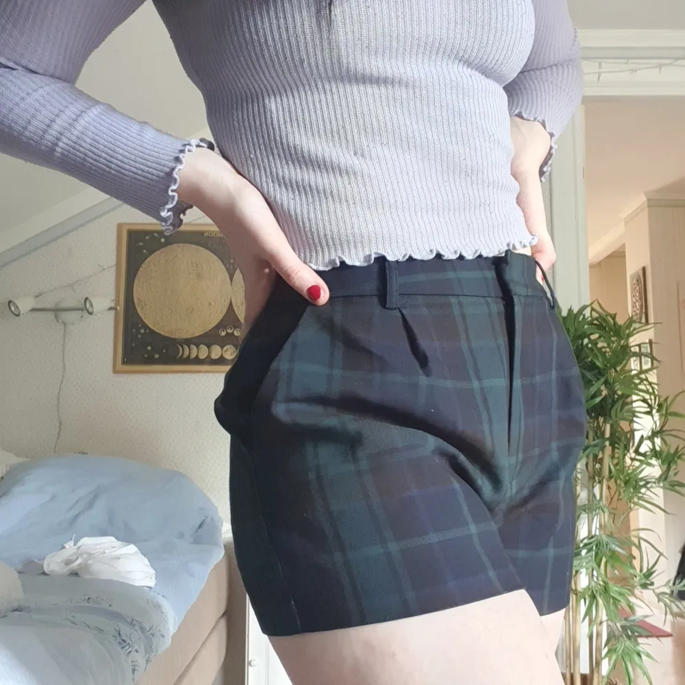 mörkgröna/mörkblåa rutiga shorts i nyskick!. Shorts.