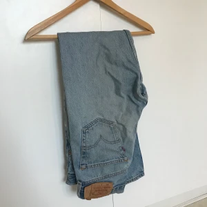 Levisjeans ljusblå - ljusblå levisjeans i fint använt skick. syns att de använts men i bra skick. hämtas i malmö eller skickas med posten. se även mina andra annonser för ev samfrakt.