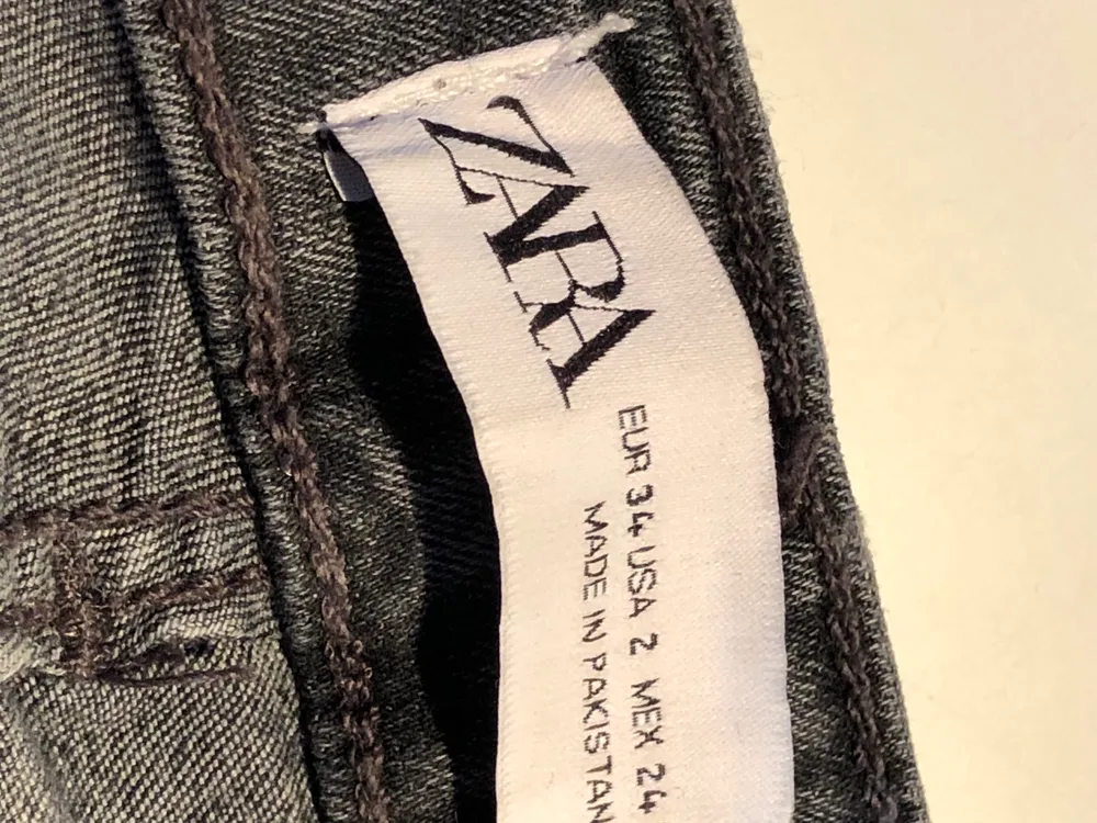 Skit populära och coola gråa jeans med slits från zara! De är nästan aldrig använda (ksk 4 ggr)!! Pris+frakt. Jeans & Byxor.