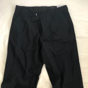 Kostymbyxor ✨ - Ett par jättefina svarta kostymbyxor 🥰 Säljer dessa byxor för de var tyvärr förstora för mig 🥺 De är endast testade men kan ändå säga att materialet är väldigt bekvämt! 70kr+frakt och de är i storlek M. (Lånade bilder från hon jag köpte dessa från) ❤️