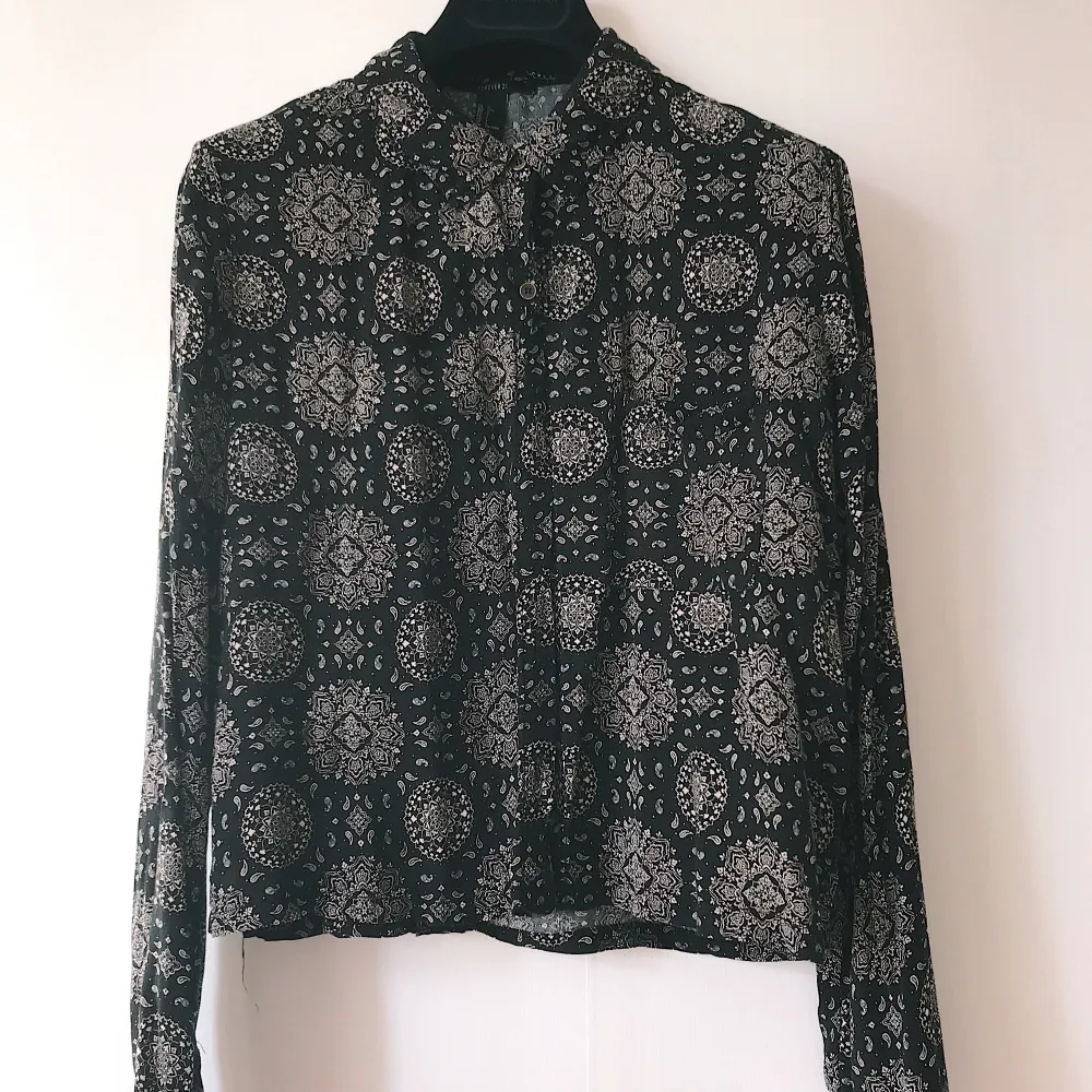 Cropped long sleeve shirt in black with grey geometrical print, from Foverever21, size L, very good condition. Blusar.