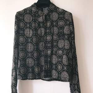 Cropped long sleeve shirt in black with grey geometrical print, from Foverever21, size L, very good condition
