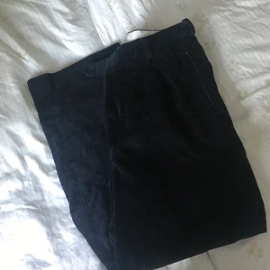 Ribbade byxor st L - Ribbade byxor, ganska tjockt material. Vet ej vart det är ifrån då det ej står, storleken står inte heller men skulle säga att det är st L. Priset är inklusive frakt