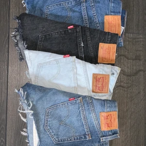 Levi’s 501 shorts - De är alla i storlek W23 vilket motsvarar S och även funkar för XS:) Kan fraktas men tillkommer kostnad💘