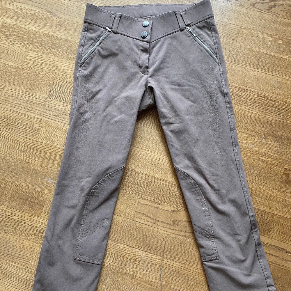 Beiga/ljusbruna ridbyxor från CRW i stl. 36. Knappt använda, nyskick. . Jeans & Byxor.