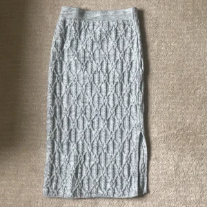 Stickad kjol storlek 6 - Säljer nu en jättefin stickad och slutsåld kjol som dessvärre inte kommer till användning så mycket som det borde då den är ASSNYGG. Storlek 6, passar utmärkt på xs-m då den är stretchiga.