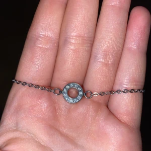 Armband från Edblad! - Jättefint armband i silver (vet ej om det är äkta silver) från Edblad! Justerbart och bra skick, endast några skråmor! 40 kr + frakt!