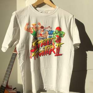 Säljer denna häftiga Street Fighter t-shirt från Pull&Bear, den är storlek XS fast från killavdelningen. 
