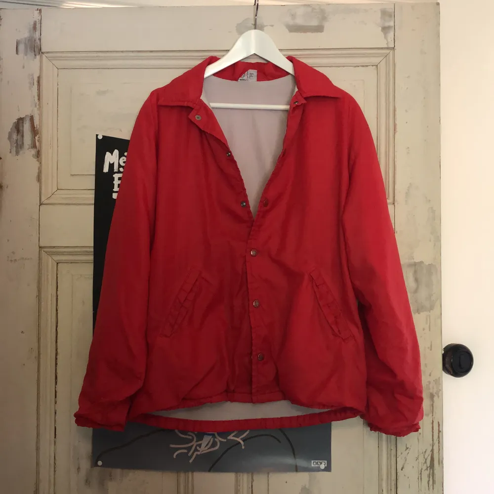 Röd vintage jacka från Birdie i storlek M-herr/L-dam. Köpt på beyonce retro och ser knappt använd ut. Har en smutsfläck på insidan av jackan men går bort i tvätten. Säker på grund av att den har bara hängt i garderoben. . Jackor.