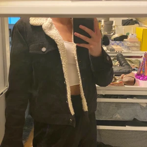 Manchester jacka  - Snygg manchesterjacka från Pull and Bear storlek XS, croppad i modellen 