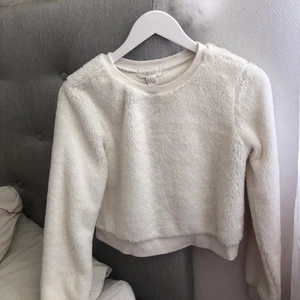 Fluffig tröja stl. S - Jättefin tröja från forever 21. Använd ett fåtal gånger men tar just nu bara upp plats i garderoben. Säljes för 200kr, frakt tillkommer💓