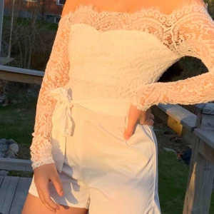 - Så vacker jumpsuit😍 Märket Dennis Maglić😍 Storlek M men liten i storlek så sitter med som S. Endast använd en gång så i princip som ny!! vit, spets och har ett snöre i mitten där man kan välja att ha en rosett både fram eller bak!