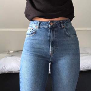 Snygga jeans ifrån NA-KD i storleken 38. Aldrig använda och i nyskick. Betalning sker via swish och köparen står för frakten😊