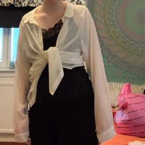 Blus  - Jättesöt vit genomskinlig blus. Tunn, oversize och luftig. I ryggen vid skuldrorna har den två hål som är en del av designen. Säljer för att den knappt kommer till användning hos mig. Köpt av mig på second hand men ändå i väldigt bra skick <3
