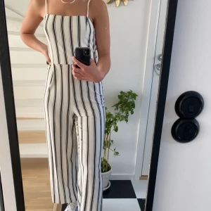 En randig jumpsuit, perfekt passform  - Här är en härlig jumpsuit som kommer vara perfekt till sommaren som kommer från Bershka. Använd 1-3 gånger❣️. Jag bär alltid storlek S men denna är i M men passar perfekt för de som bär S🦋. Köparen betalar frakten. 💕