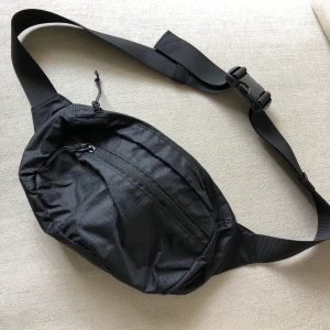 Trip waist bag  - Väska i jättefint skick! Använd 2-3 gånger. 