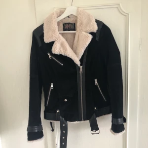 Mocka jacka - Superfin mocka jacka i bra skick! Använd ändast två gånger! Storlek 36! Nypris 5000:-! Frakt 79:-, kan gå ner i pris vid snabbt köp💕💕