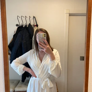 Vit klänning - En vit klänning från Nelly med snörning fram till. Använt 1 gång. Storlek M