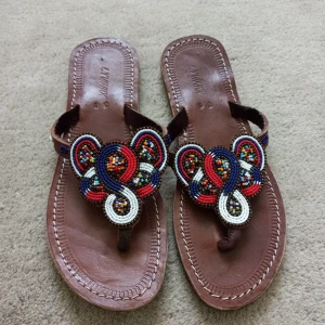 Flip flop med pärlor strl 39 - Fina Flip flop med pärlor inköpta i Uganda. Endast provade.