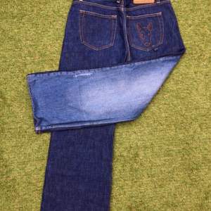 Vintage Fake London Genius jeans köpta i england👖 Använda en gång, säljer då de tyvärr är för små!               Storlek: 30x24                                                              Pris kan diskuteras!😌