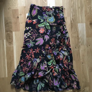 Figurnära kjol från hm! - Säljer min riktigt snygga kjol från hm då jag inte kan ha den! Har använt den ca 3 gånger sen växte jag ur den! Den sitter lite högt i midjan så man får en riktigt tjusig form!