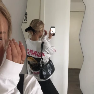 Lång tröja - Oversized tröja, super skön och snygg. Säljer för jag inte använder längre💕🧚🏻‍♀️🌷