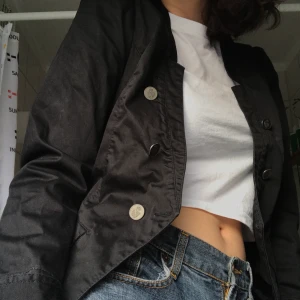 Kavaj - En superelegant kavaj med fina detaljer! Passformen är superfin då midjan har en söm som ger en tydligare former! Storleken är liten men har fortfarande långa armar!