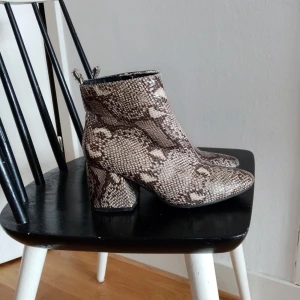 Klackar i "Ormskinn"  - Boots I Ormskinnsimitation. Endast använda en gång pga för små. Som nya! 