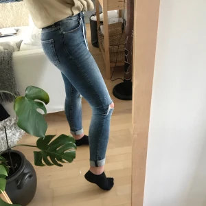 Taighta jeans från H&M - Oanvända jeans från H&M, storlek 26/32
