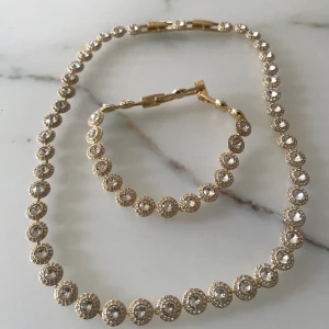Swarovski Guld set  - Swarovski Angelic set i Guld med kristaller. Oanvänd och helt ny. Kan även säljas för sig själv om inte man vill ha set. 