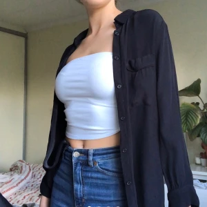 Svart skjorta 🦋 - Svart/marinblå skjorta från Carin Wester 😇😇 jättebra-  kondition 😋😋 + 40kr frakt