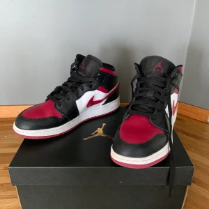 Air Jordan 1 mid - Säljer mina  Air Jordan 1 mid (GS) som inte kommer till kommer till användning. De är sparsamt använda så de är i fint skick. Storlek US 7Y, alltså storlek 40. De är köpta på footlocker och jag har kvitto. Kartongen medföljer. Högsta bud 1500kr🥰