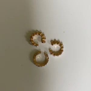 Guldiga earcuffs! - Jättefina guldiga (ej äkta guld) earcuffs! 2 olika sorter, se bild två! 15 kr styck eller alla för 40 kr! 