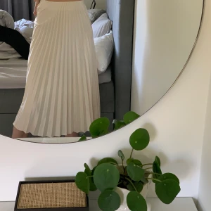 Plisserad kjol från Zara vit 🤍 - Säljer en vit plisserad kjol från ZARA