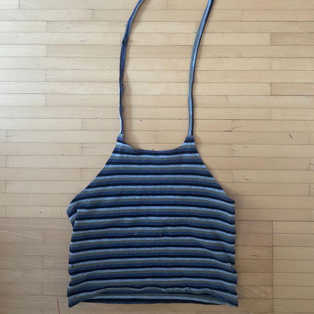 super cute stripped halter top that unfortunately doesn’t fit me that well. it’s also in pretty worn condition. shipping is another 42kr. Skjortor.
